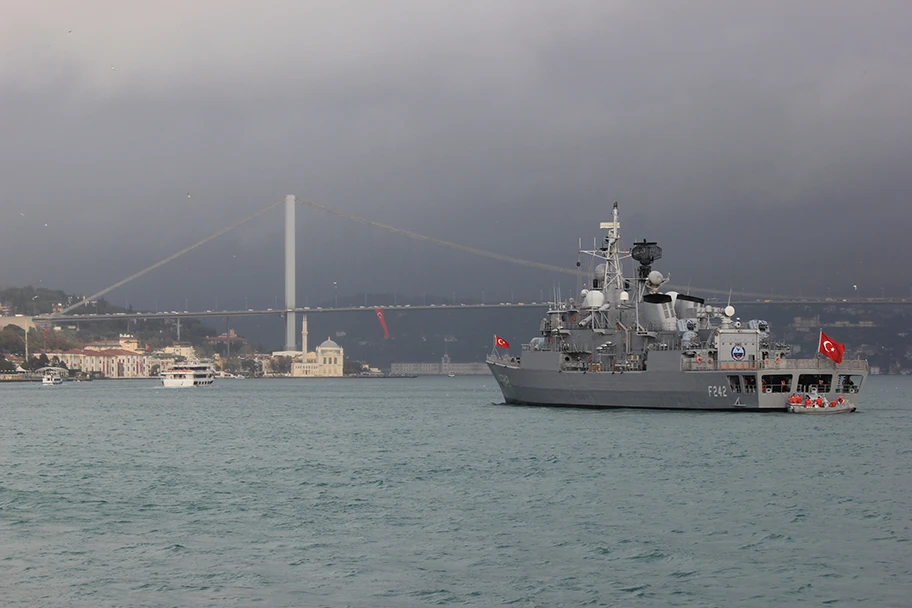 Kriegsschiff der Türkischen Marine in Istanbul.