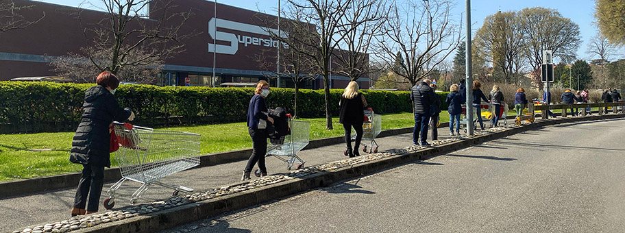 Warteschlange vor einem Supermarkt in Italien, März 2020.