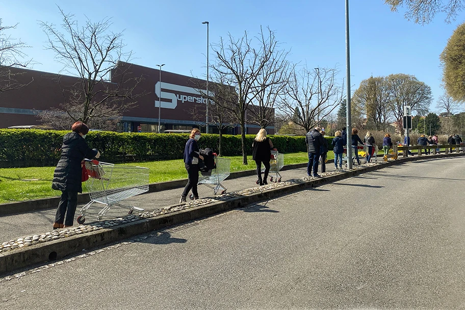 Warteschlange vor einem Supermarkt in Italien, März 2020.