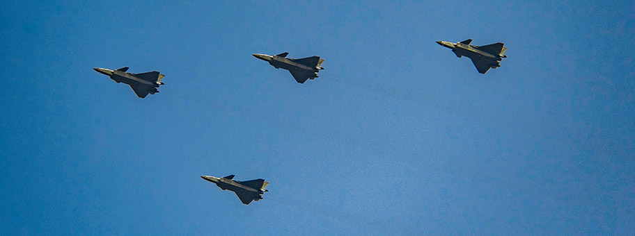 Kampfjets (Chengdu J-20A) der chinesischen Armee bei einer Parade, Oktober 2019.