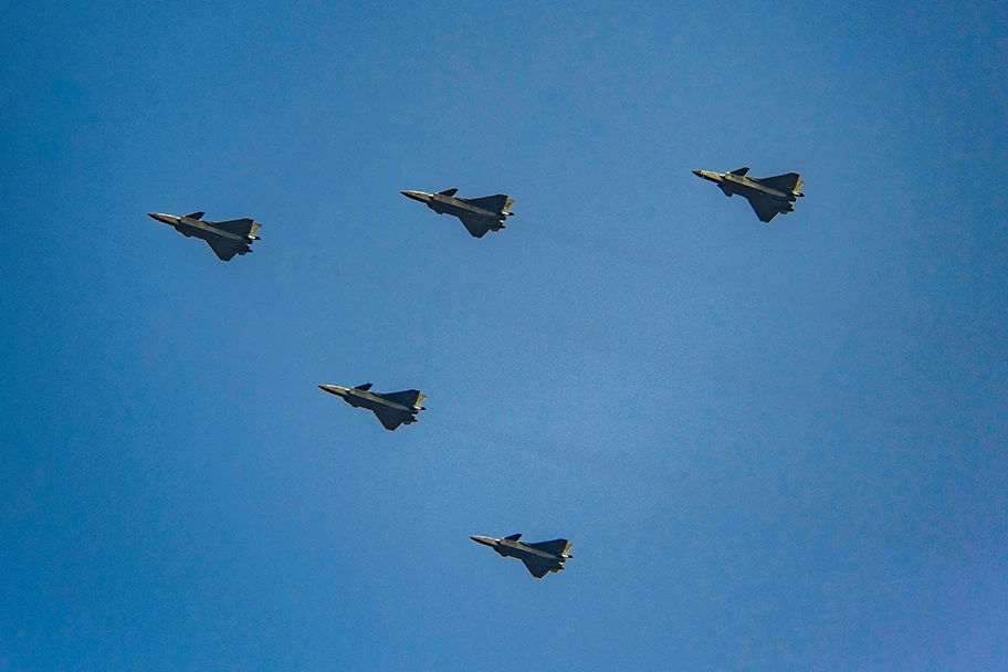 Kampfjets (Chengdu J-20A) der chinesischen Armee bei einer Parade, Oktober 2019.