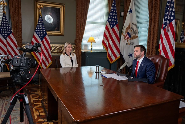 JD Vance mit Karoline Leavitt im weissen Haus, 16. September 2025.