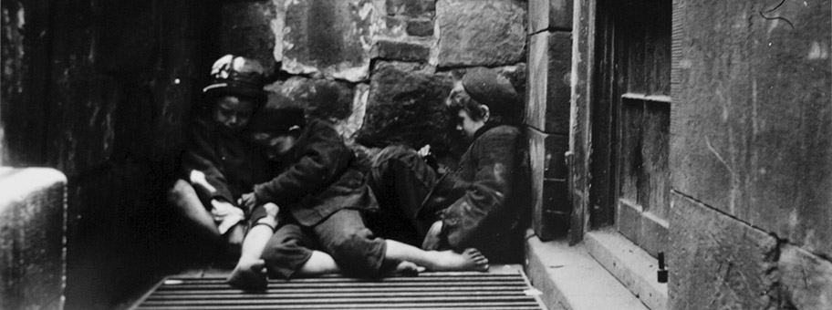 Strassenkinder in New York, ca. 1890.