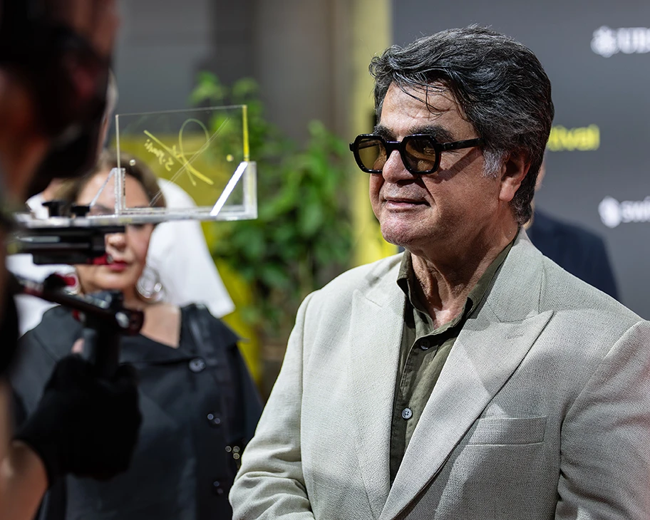 Der iranische Filmregisseur Jafar Panahi auf dem roten Teppich beim 78. Filmfestival von Locarno im Jahr 2025.