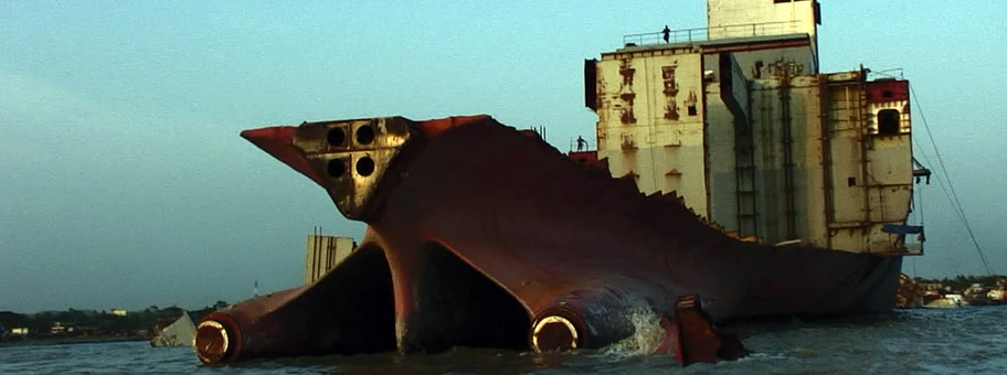 Verrostetes Schiffswrack wartet vor der Küste in Chittagong auf seine Verschrottung.