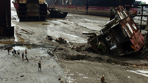 Verrostetes Schiffswrack wartet vor der Küste in Chittagong auf seine Verschrottung.