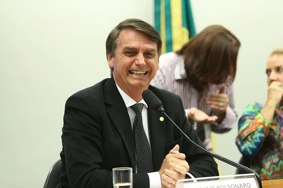 Die Opposition gegen den brasilianischen Präsidentschaftskandidaten Jair Bolsonaro wächst.