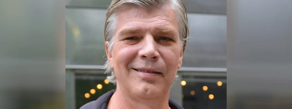 Der schwedische Schauspieler Jakob Eklund spielt die Rolle des Polizeikommissar Johan Falk.