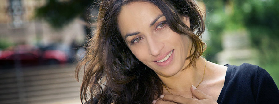 Die deutsch-türkische Schauspielerin Jale Arikan spielt in dem Drama die Rolle der jungen Aliye.