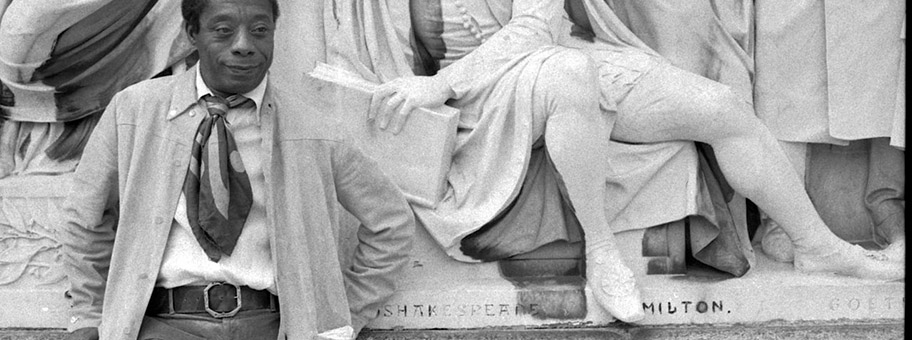 James Baldwin vor dem Albert Memorial in London.