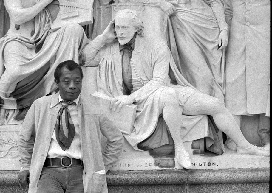 James Baldwin vor dem Albert Memorial in London.