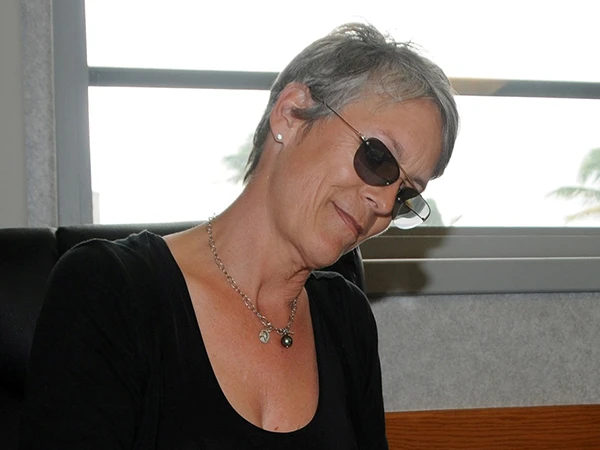 Die US-amerikanische Schauspielerin Jamie Lee Curtis (hier 2010 in Hawaii) spielt in dem Film die Rolle von Kelly Foster.