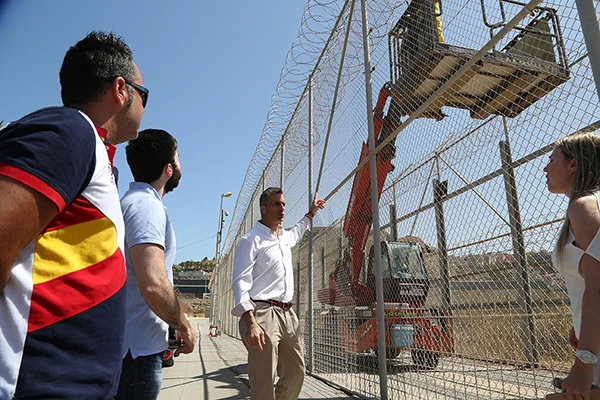 Javier Ortega, Generalsekretär von VOX, besucht die Grenzmauer von Ceuta einen Tag nach dem massiven Grenzübertritt, bei dem es zu Angriffen auf die staatlichen Sicherheitskräfte kam, 27. Juli 2018