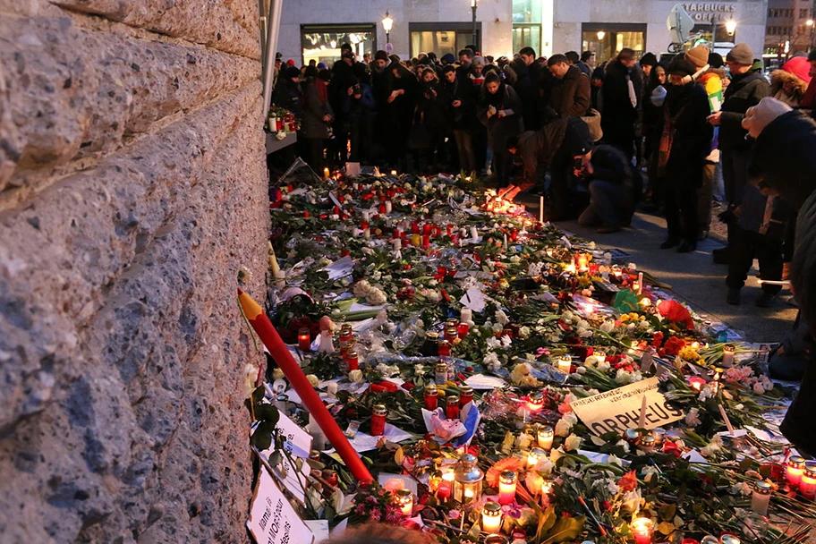 Mahnwache vor der Französischen Botschaft in Berlin nach dem Attentat auf Charlie Hebdo.