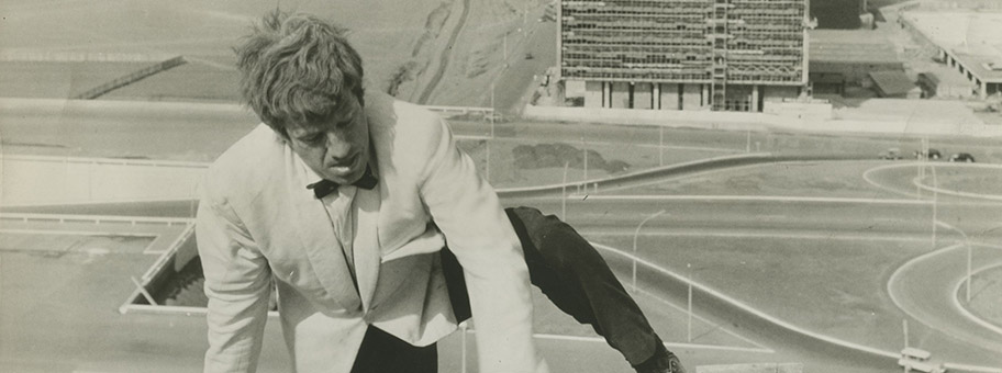 Jean-Paul Belmondo spielt im Film von Jean-Luc Godard die Rolle des Gangsters Laszlo Kovacs.