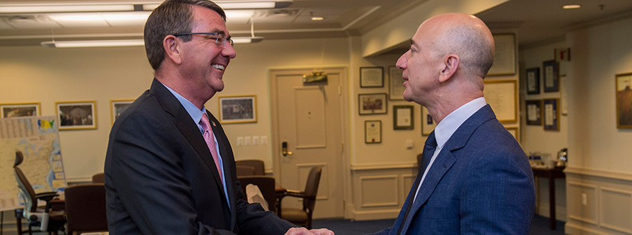 Jeff Bezos mit Ash Carter bei einem Besuch im Pentagon, Mai 2016.