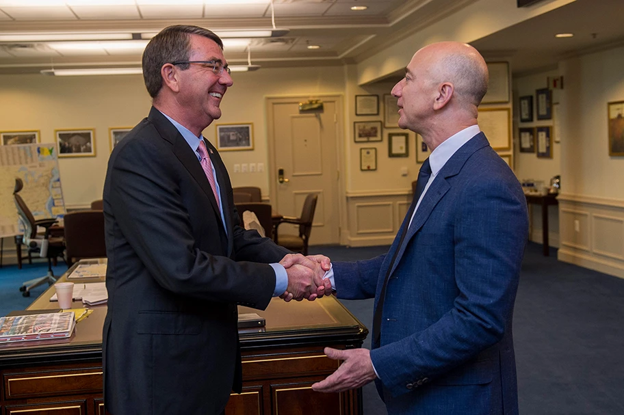 Jeff Bezos mit Ash Carter bei einem Besuch im Pentagon, Mai 2016.