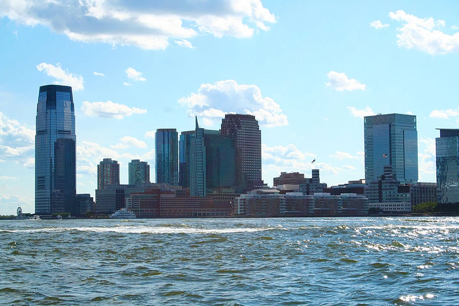 Skyline von New York mit dem Goldman Sachs Tower.