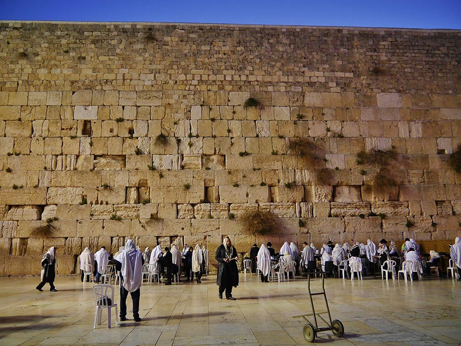 Klagemauer bei Nacht, Jerusalem. Auch hier sucht Kapitelman zusammen mit seinem Vater nach seinen jüdischen Wurzeln.