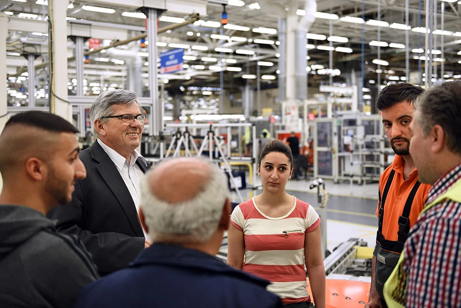 IG Metall-Vorsitzender Jörg Hofmann im Gespräch mit Beschäftigten bei FORD in Köln, Mai 2015