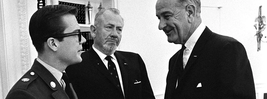 John Steinbeck (Bildmitte) mit seinem Sohn Jon (links) auf Besuch im weissen Haus am 16. Mai 1966.