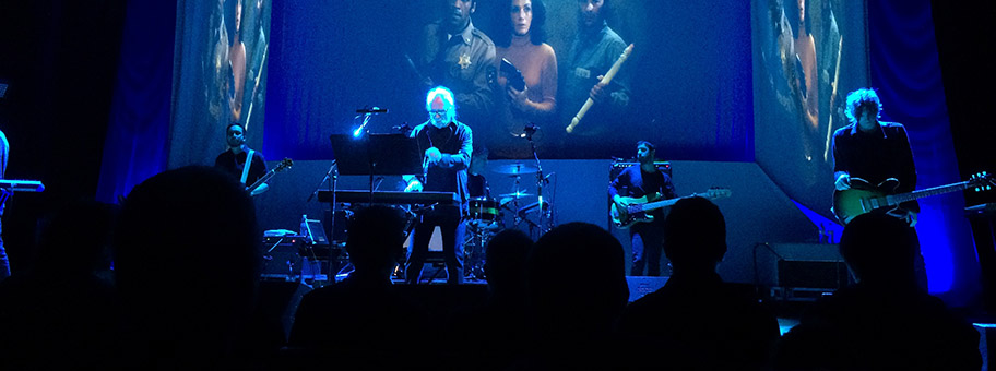 Der US-amerikanische Regisseur und Filmmusikkomponist John Carpenter an einem Live-Konzert, Oktober 2016.