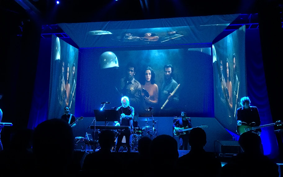 Der US-amerikanische Regisseur und Filmmusikkomponist John Carpenter an einem Live-Konzert, Oktober 2016.