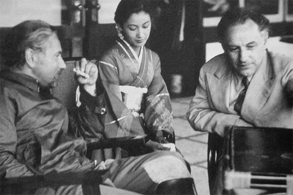 Der österreichisch-amerikanische Filmregisseur Josef von Sternberg (links im Bild) in Japan, 1936.