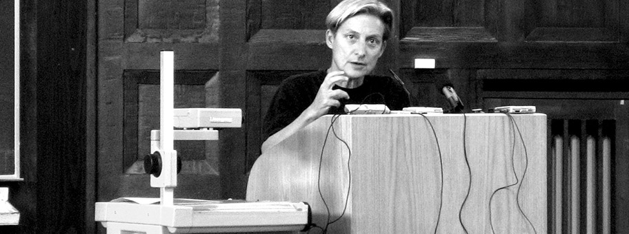 Hinsichtlich des Gebrauchswerts stellt sich eine ähnliche Frage wie Judith Butler (hier an der Universität Hamburg, April 2007) sie vor über 25 Jahren mit Blick auf den Begriff „die Frauen“ formuliert hat.