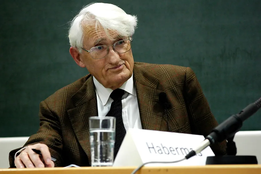 Jürgen Habermas bei einer Diskussion in der Hochschule für Philosophie München.