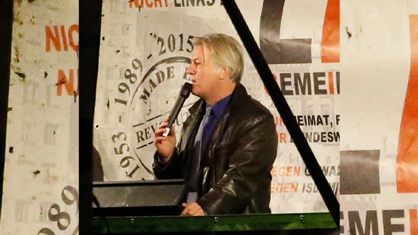 Jürgen Elsässer als Redner bei einer LEGIDA-Demonstration am 26. Oktober 2015.