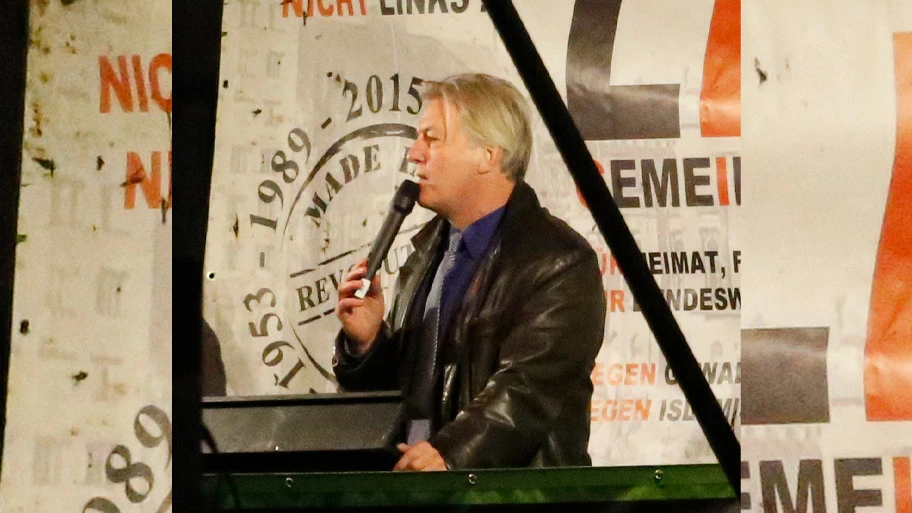 Jürgen Elsässer als Redner bei einer LEGIDA-Demonstration am 26. Oktober 2015.