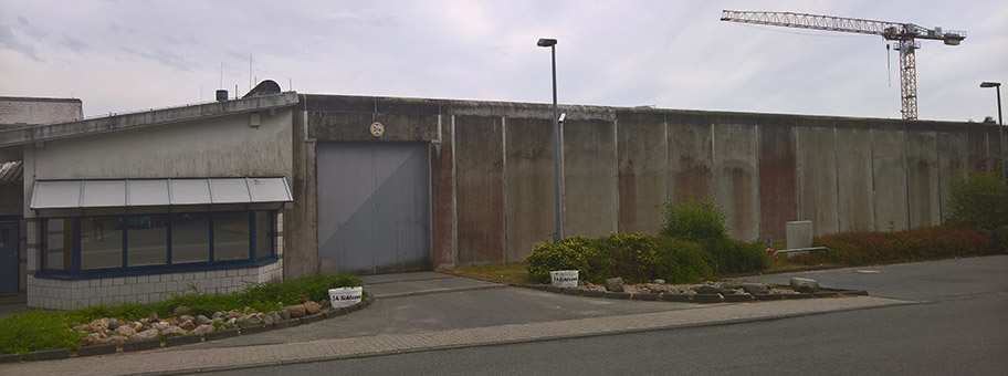 Blick auf Wachhaus und Tor der JVA Schleswig, Juli 2018.