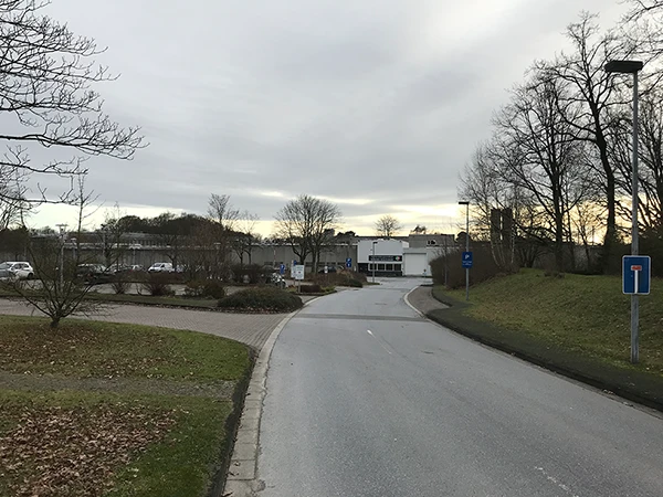 Justizvollzugsanstalt Bielefeld-Brackwede von Norden aus gesehen, Haupteingang.