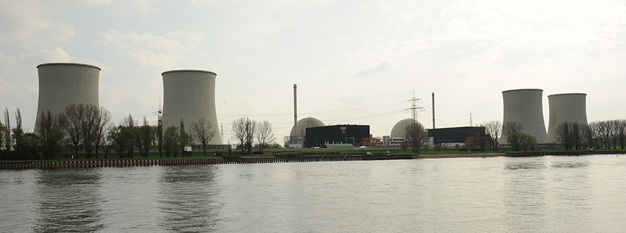 Atomkraftwerk Biblis am Rheinufer.