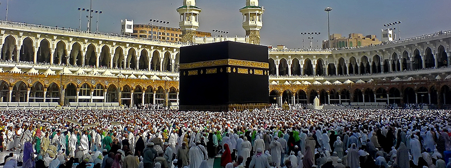 Pilger beim Umrunden der Kaaba in Mekka, Saudi-Arabien.