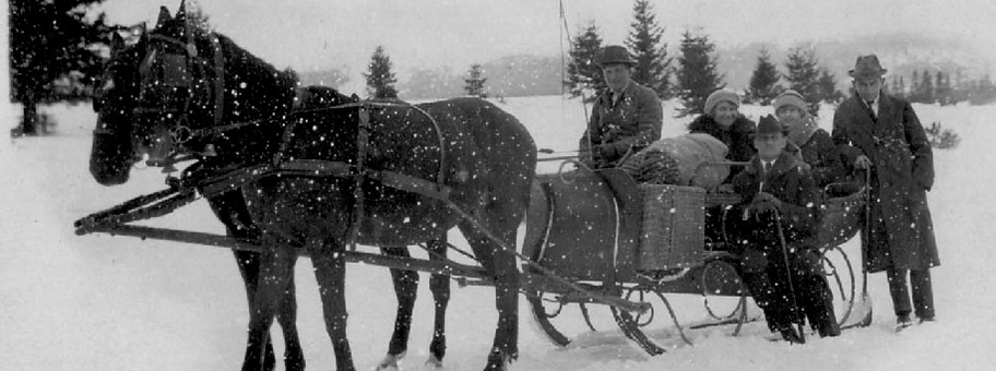 Franz Kafka bei seiner Ankunft in Spindelmuehle, 1922.