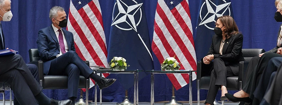 Treffen an der Münchner Sicherheitskonferenz zwischen NATO-Generalsekretär Jens Stoltenberg und US-Vizepräsidentin Kemala Harris am 18. Februar 2022.