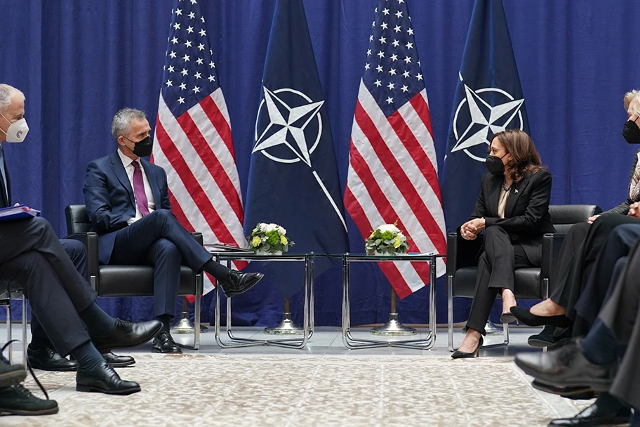 Treffen an der Münchner Sicherheitskonferenz zwischen NATO-Generalsekretär Jens Stoltenberg und US-Vizepräsidentin Kemala Harris am 18. Februar 2022.