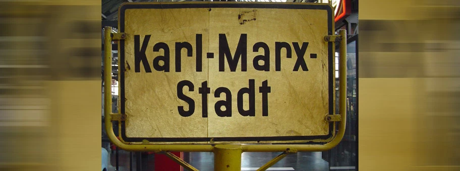 Ehemaliges Ortseingangsschild von Chemnitz damals Karl-Marx-Stadt, aufgenommen im Sächsischen Industriemuseum Chemnitz.