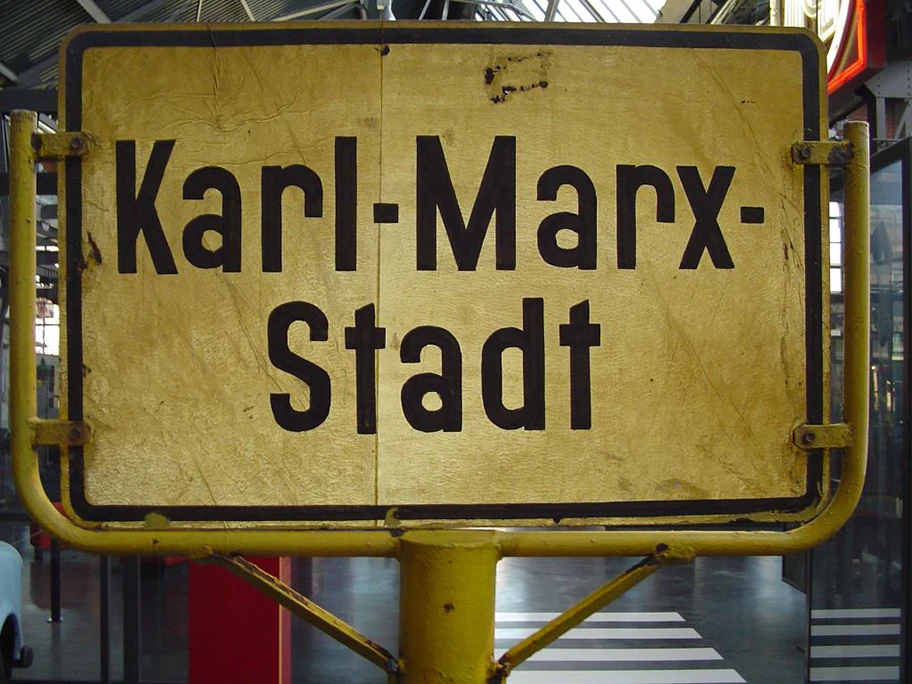 Ehemaliges Ortseingangsschild von Chemnitz damals Karl-Marx-Stadt, aufgenommen im Sächsischen Industriemuseum Chemnitz.