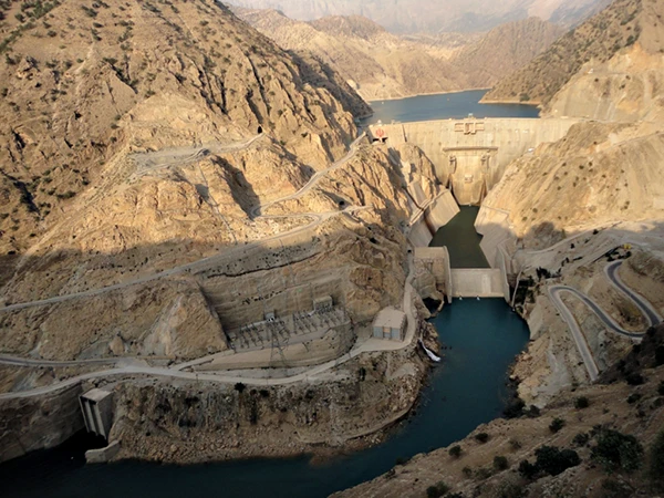 Die Karun-3 Talsperre des 60 km langen Stausees östlich von Izeh.