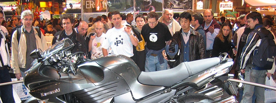 Kawasaki 1400 an einer Moto-Ausstellung.