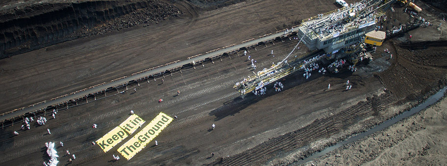 Blick auf den Tagebau Welzow Süd mit Ende Gelände Transparent «Keep it in the ground».