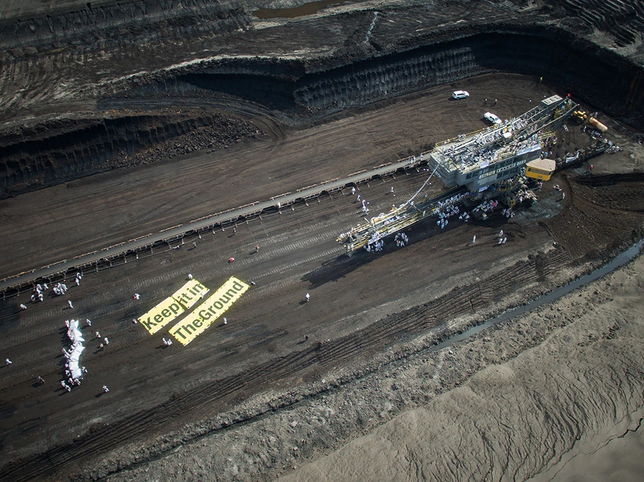 Blick auf den Tagebau Welzow Süd mit Ende Gelände Transparent «Keep it in the ground».