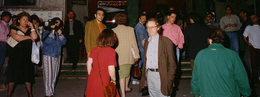 Ken Loach vor dem Kino Pierrot in Napoli, Juni 1995.