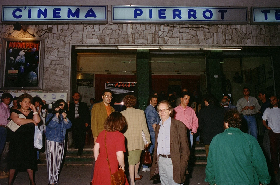 Ken Loach vor dem Kino Pierrot in Napoli, Juni 1995.