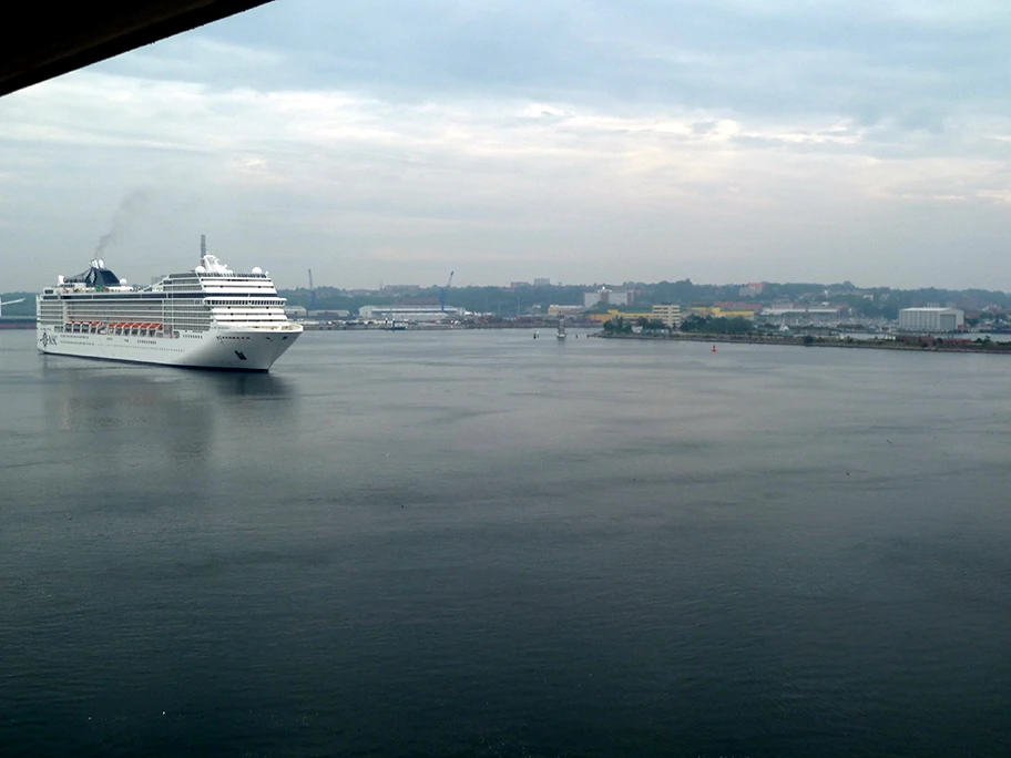 Kreuzfahrtschiff vor Kiel.