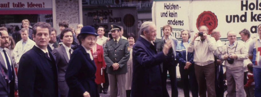 Besuch von Bundespräsident Karl Carstens (Bildmitte) und seiner Ehefrau Veronika. Im Vordergrund links Ministerpräsident Uwe Barschel.