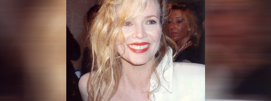 Kim Basinger (hier an den Academy Awards 1990) spielt im Film die Rolle von Lynn Bracken.